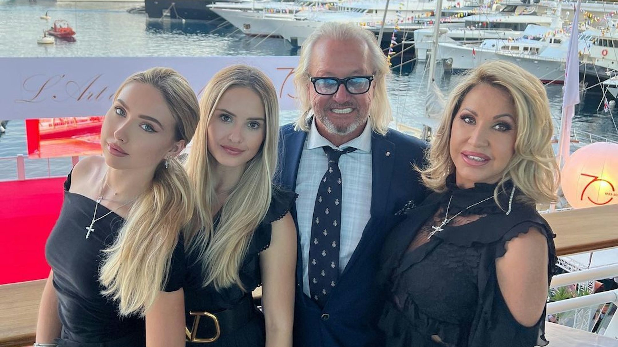 Shania, Davina, Robert und Carmen Geiss schauen in die Kamera.