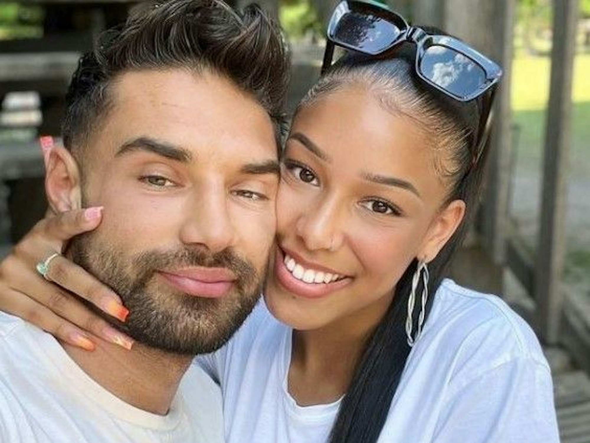 Aleksandar Petrovic und Vanessa Nwattu posieren für ein Selfie.