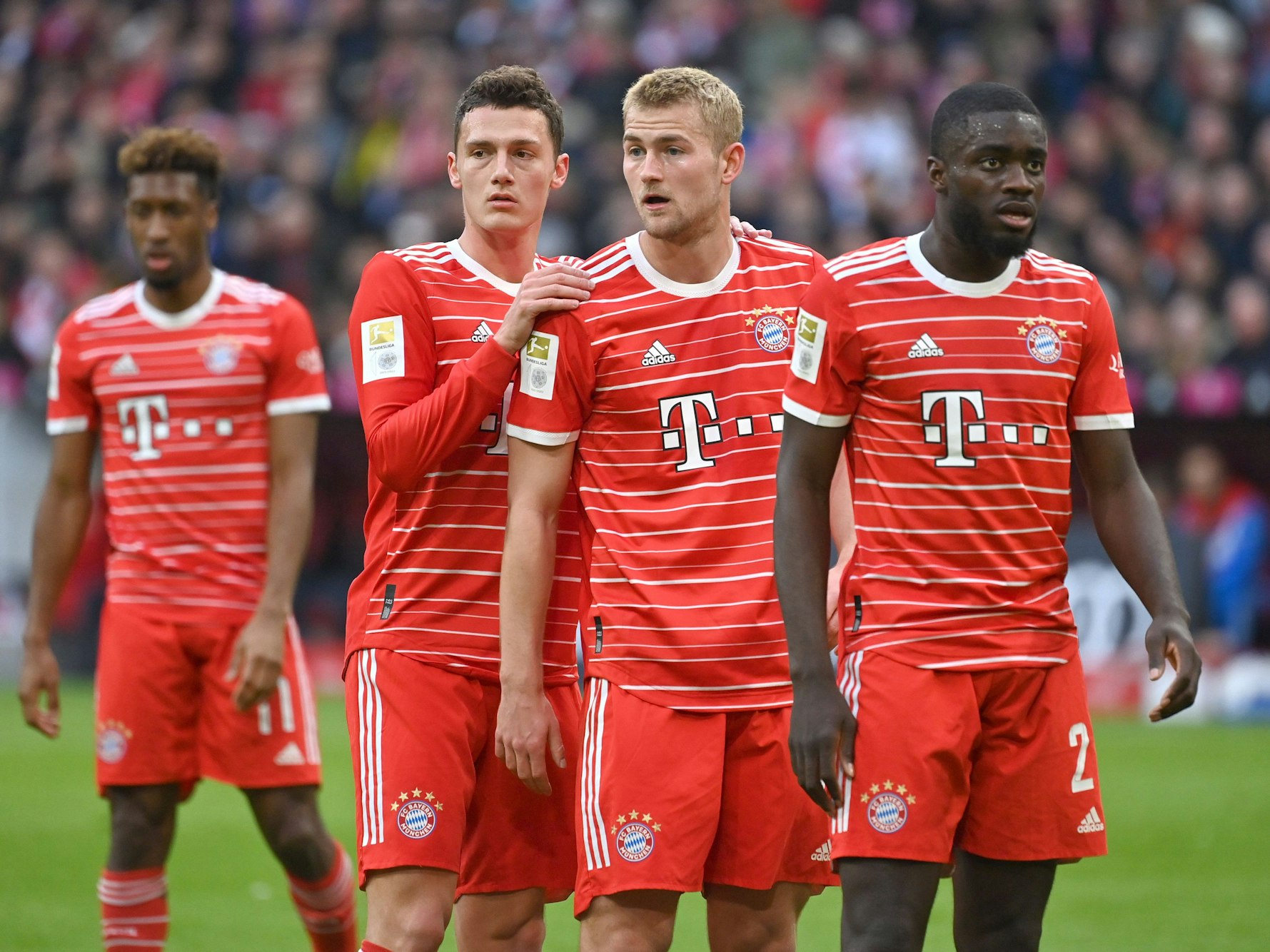 Die Bayern-Verteidiger Benjamin Pavard, Matthijs de Ligt und Dayot Upamecano stehen dicht nebeneinander. Im Hintergrund steht Kingsley Coman.
