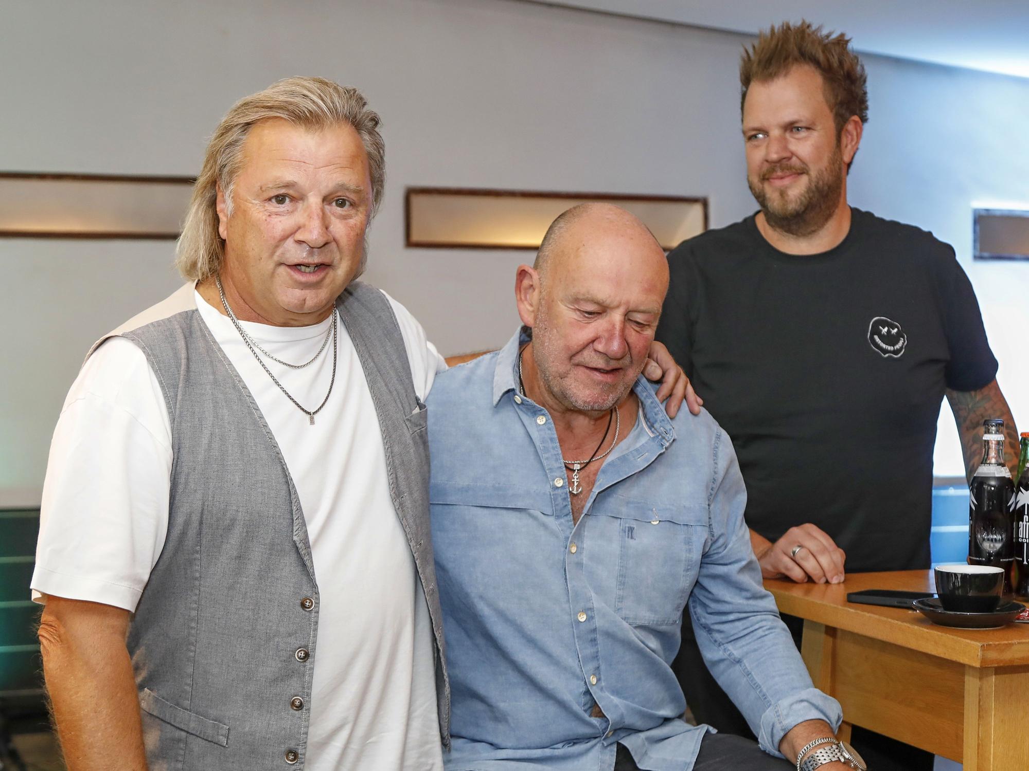 Bubi Brühl nimmt Detlef Vorholt in den Arm.