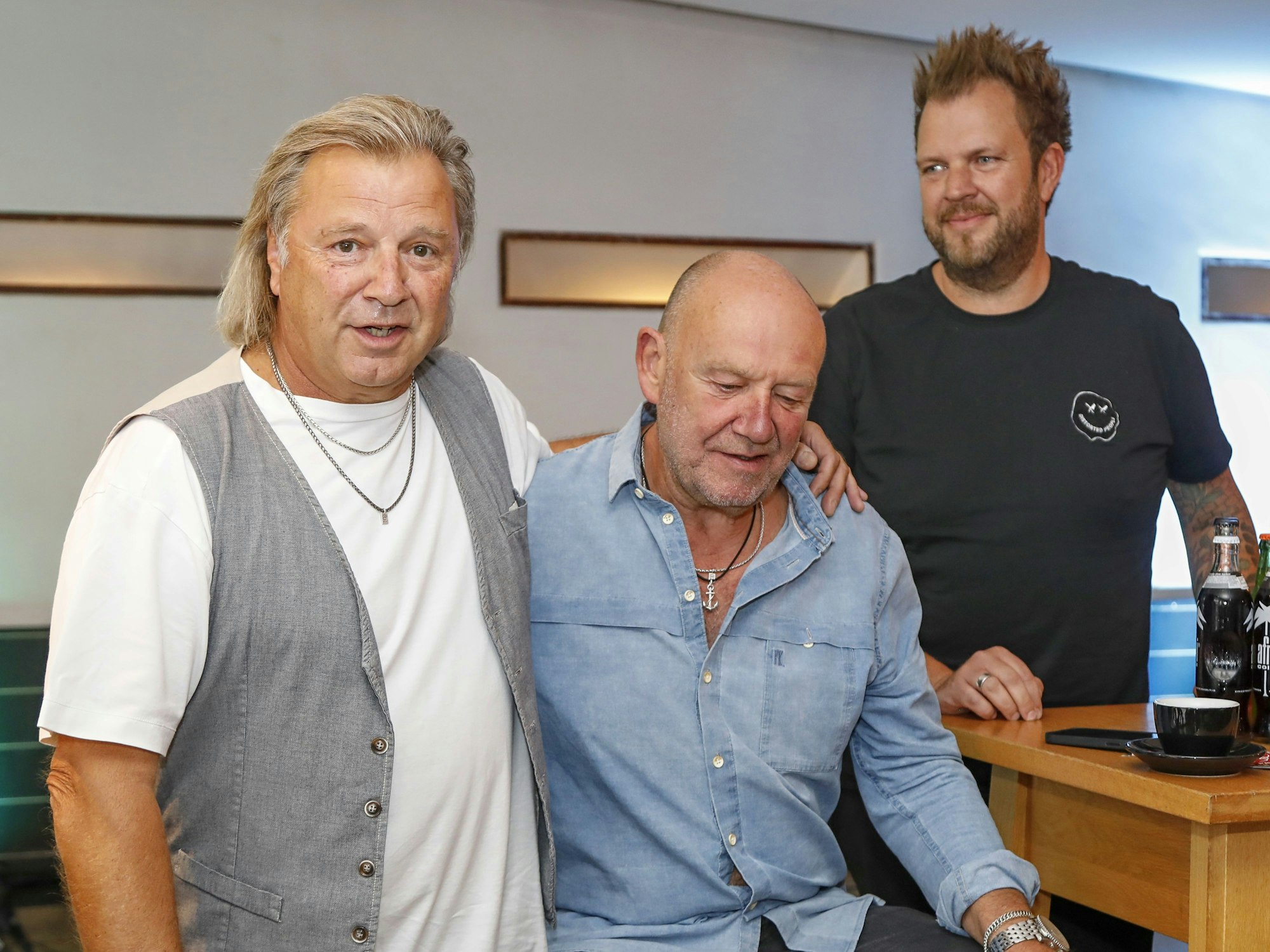 Bubi Brühl nimmt Detlef Vorholt in den Arm.