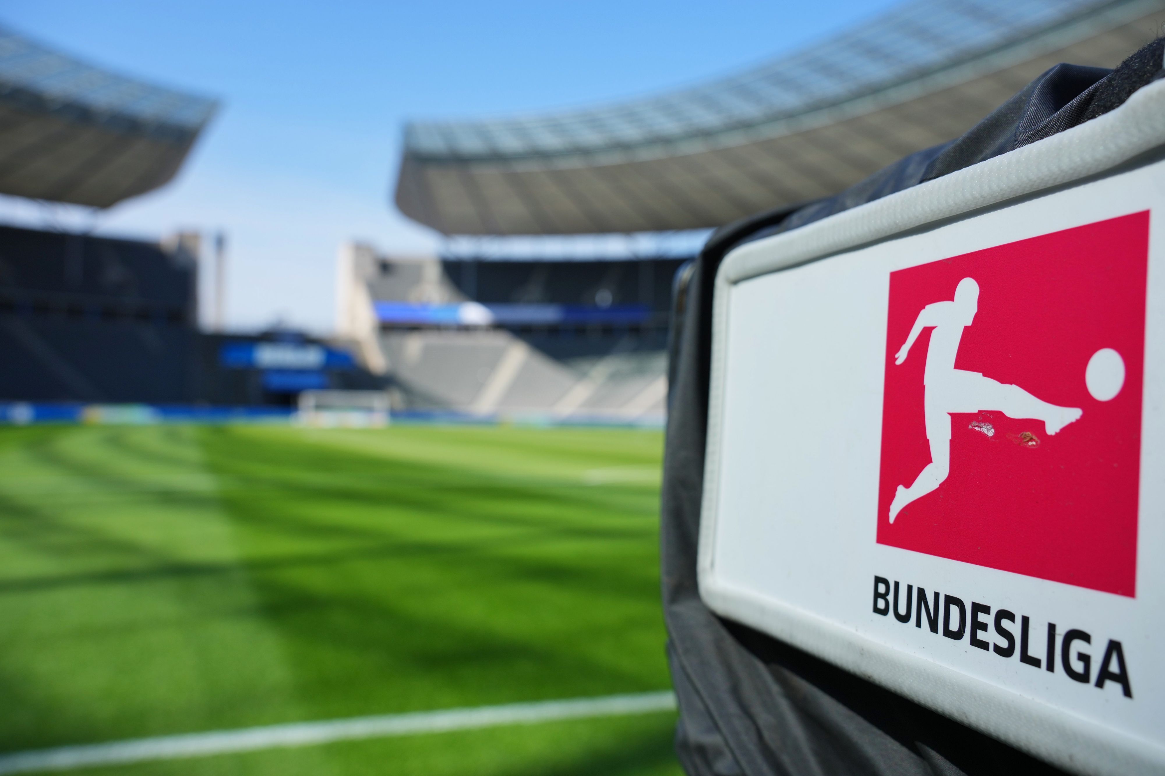 Eine TV-Kamera mit dem Bundesliga-Logo steht vor dem Spiel hinter dem Tor in der Ostkurve des Olympiastadions in Berlin.