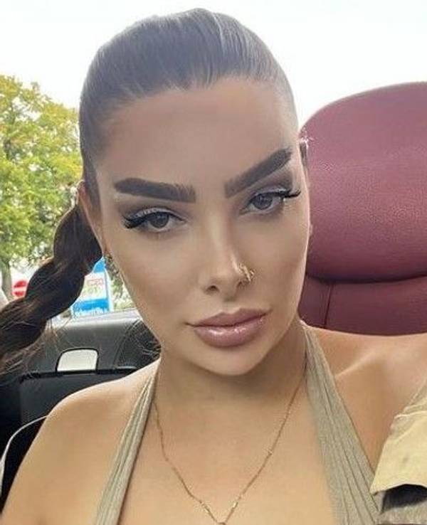Natalie Gaus posiert für ein Selfie.