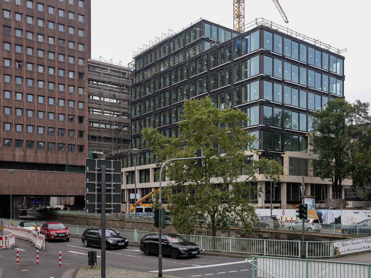 Ein Kran steht an der Baustelle des WDR-Filmhauses.