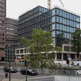 Ein Kran steht an der Baustelle des WDR-Filmhauses.