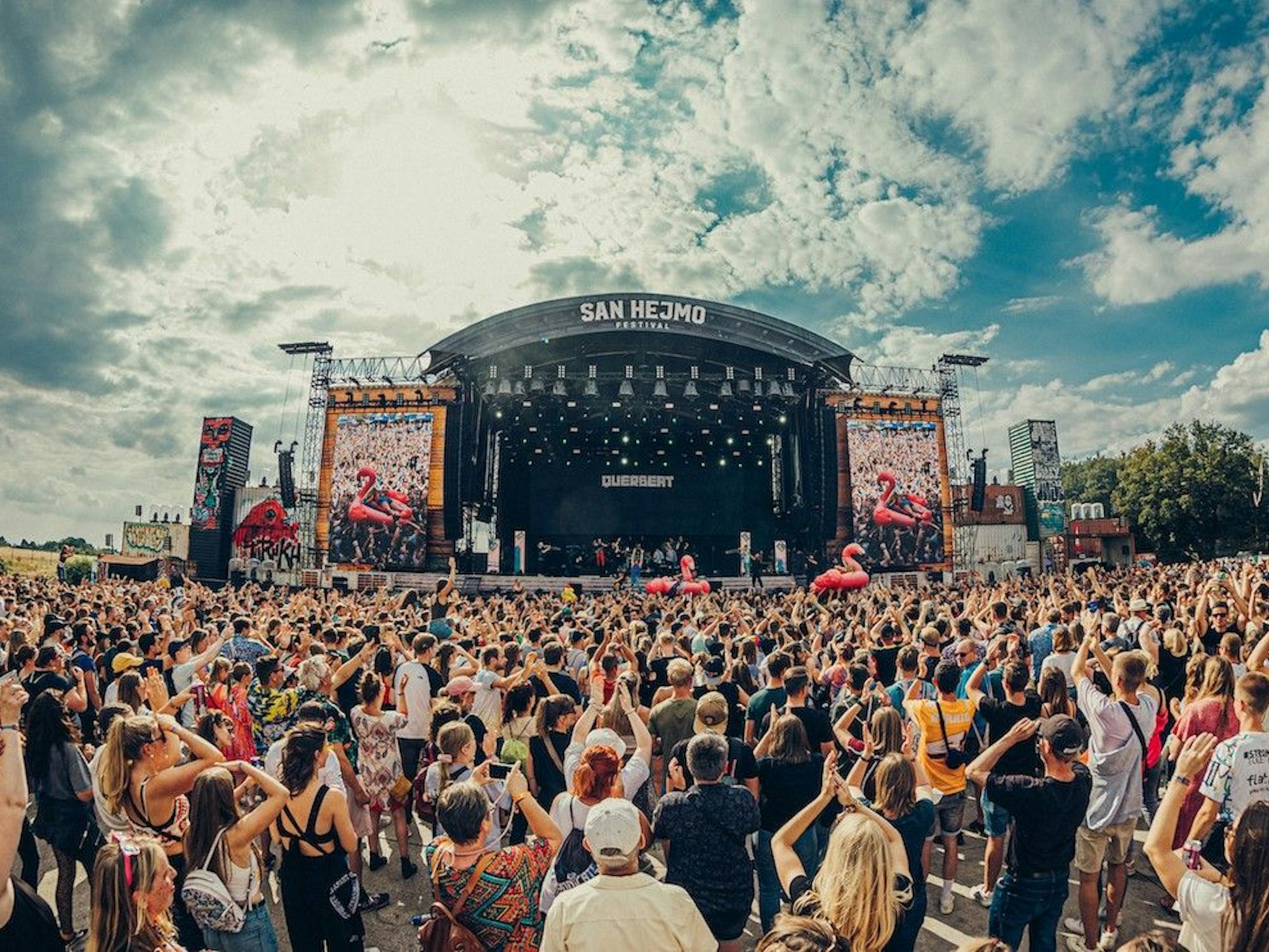 Festival-Fans stehen vor der Bühne des San Hejmo-Festivals.