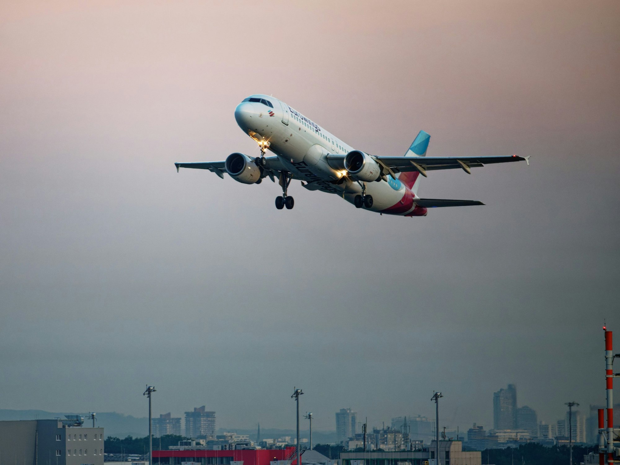 Eine Maschine der Fluggesellschaft Eurowings startet am 14. August 2023 vom Flughafen Köln/Bonn.