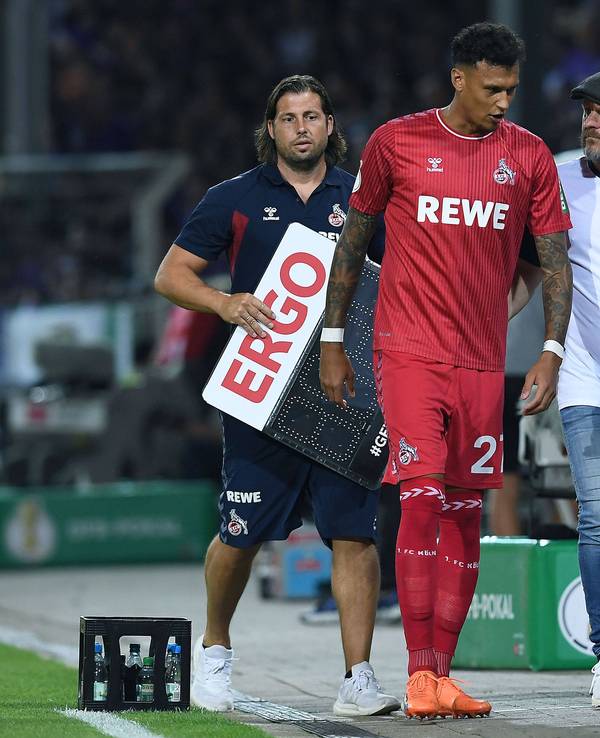 Steffen Baumgart (re.) guckt Davie Selke (Mi.) besorgt an.