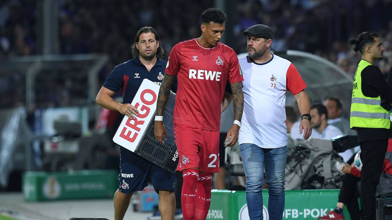 Steffen Baumgart (re.) guckt Davie Selke (Mi.) besorgt an.