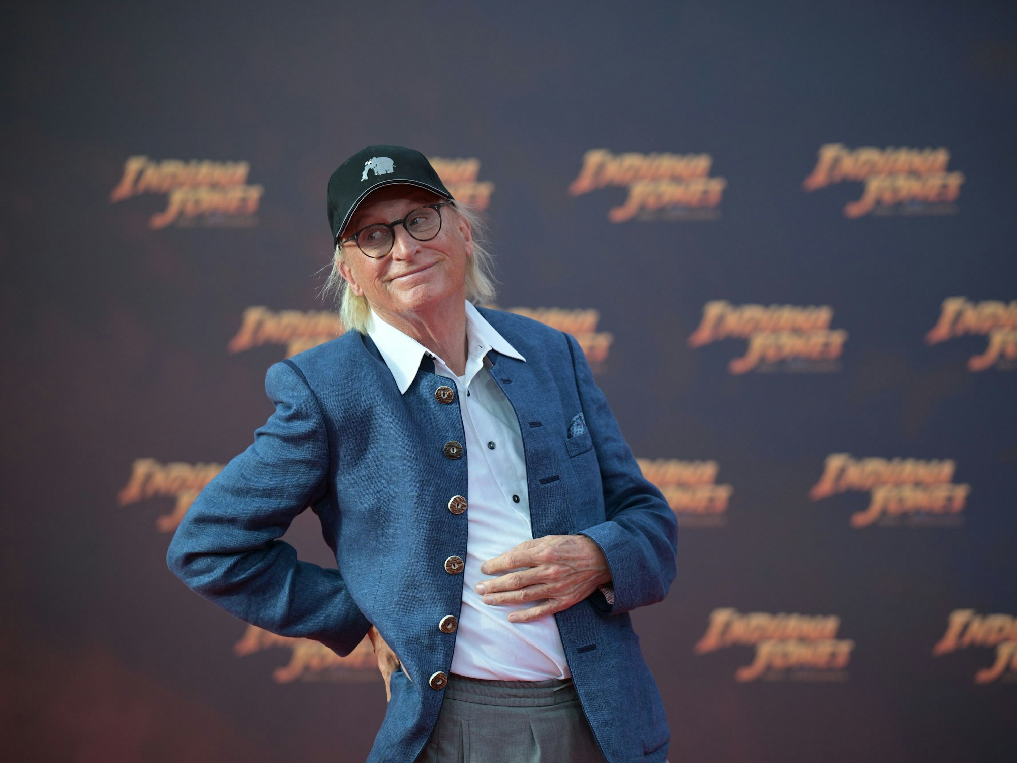 Otto Waalkes steht auf dem roten Teppich.