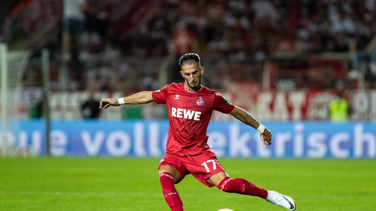 Leart Pacarada schlägt eine Flanke.