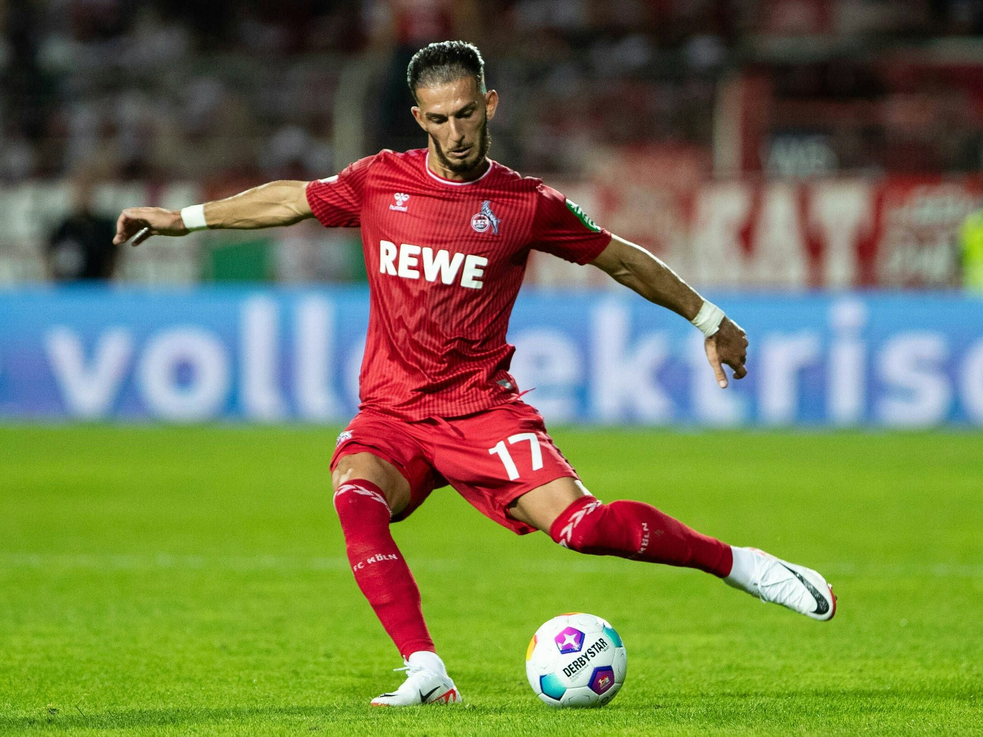 Leart Pacarada schlägt eine Flanke.