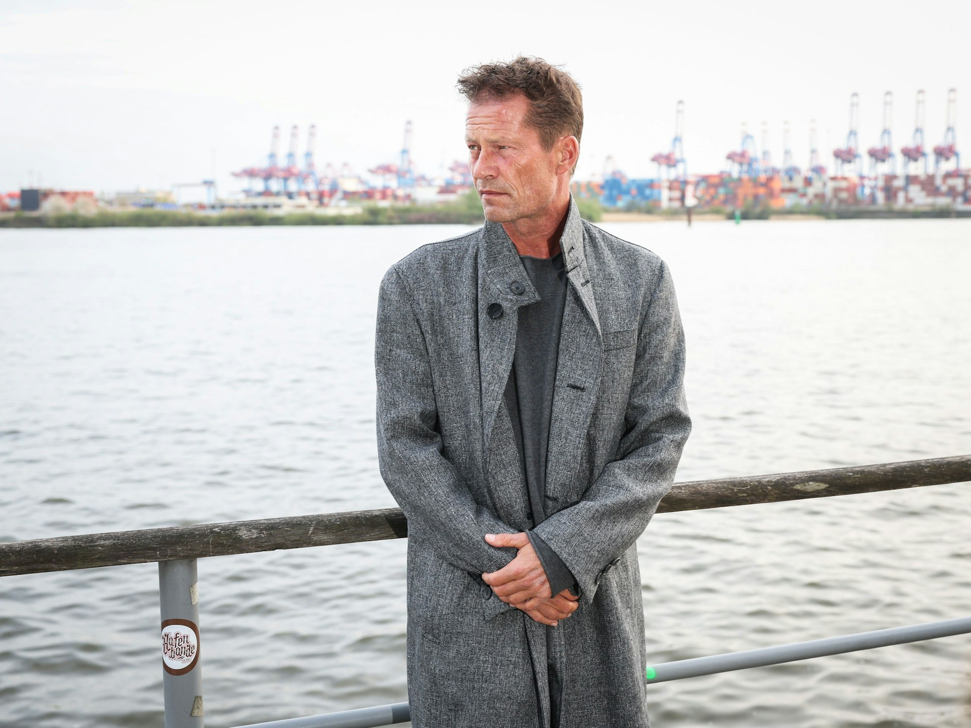 Til Schweiger posiert am Hafen für ein Foto.