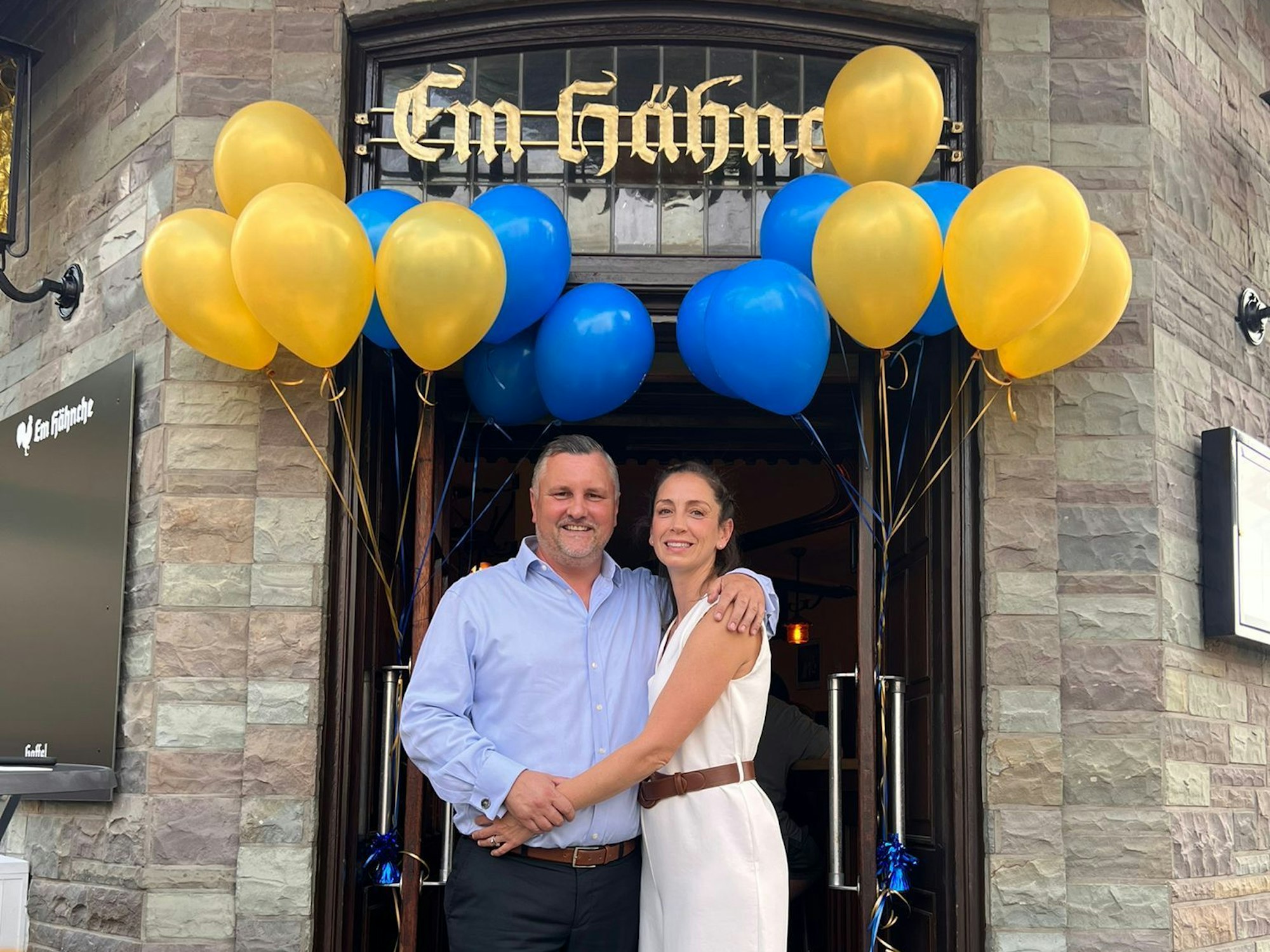 David Stasch und seine Frau stehen vor „Em Hähnche“