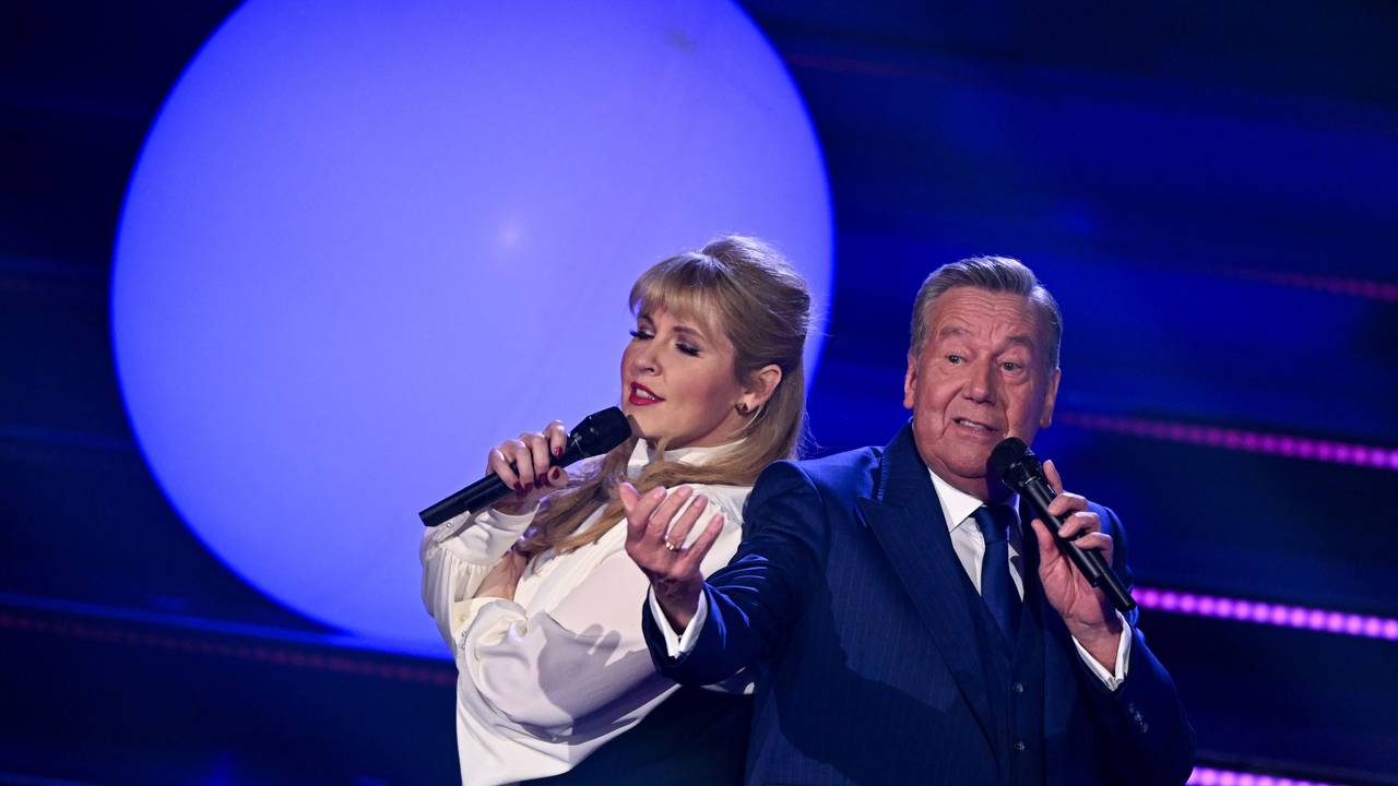 Sängerin Maite Kelly und der deutsche Schlagersänger Roland Kaiser stehen während der Fernsehshow Der große Schlagerabschied gemeinsam auf der Bühne. Mit der Sendung verabschiedet sich Schlagersänger J. Drews endgültig von der großen Bühne.