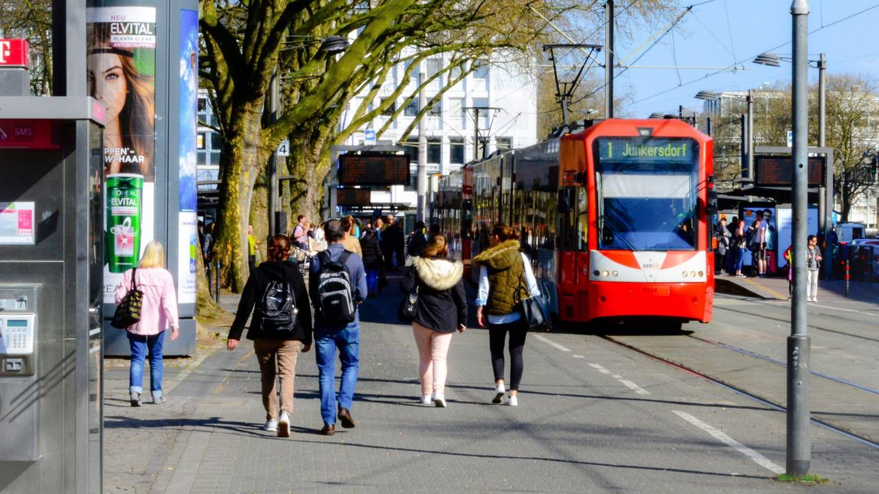 Eine Bahn der Linie 1 am Neumarkt