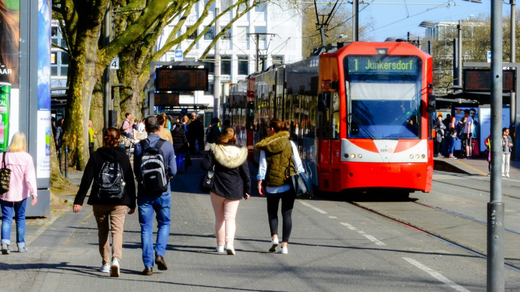 Menschen steigen am Neumarkt in die Linie 1 der KVB in Richtung Junkersdorf.