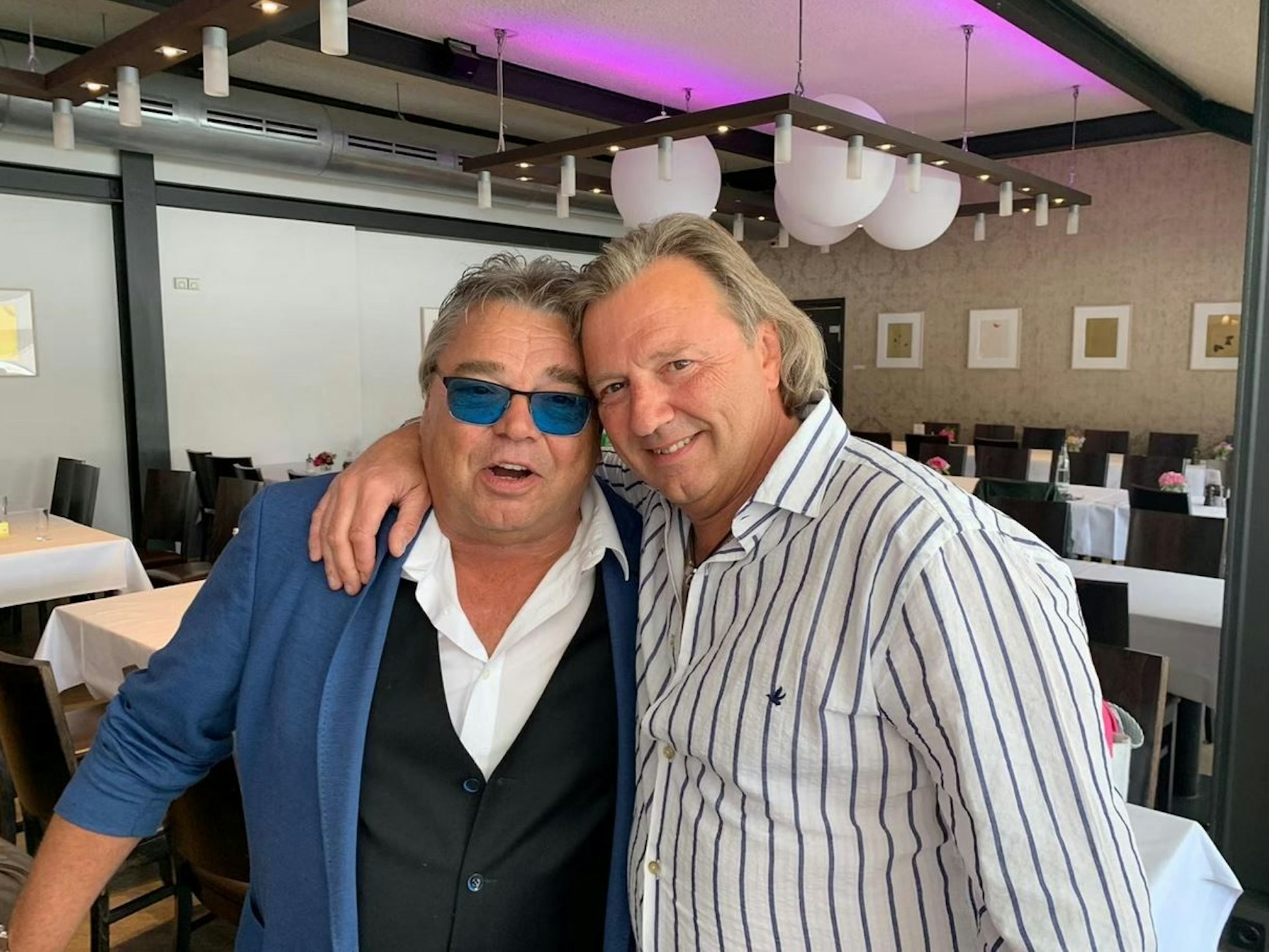 Micky und Bubi Brühl umarmen sich.