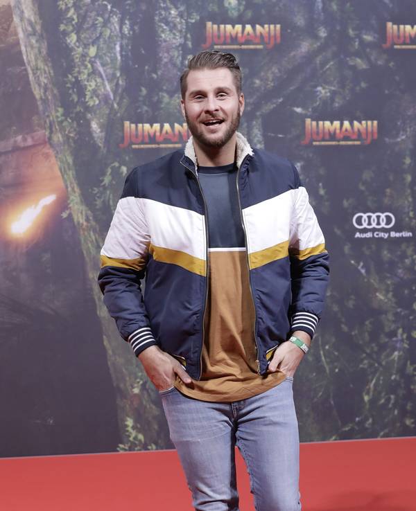 Moderator Maurice Gajda posiert während einer Kino-Premiere für ein Foto.