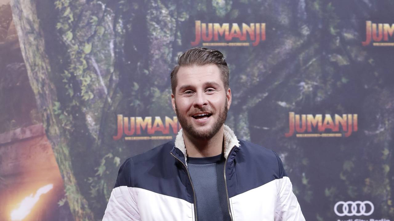 Moderator Maurice Gajda posiert während einer Kino-Premiere für ein Foto.