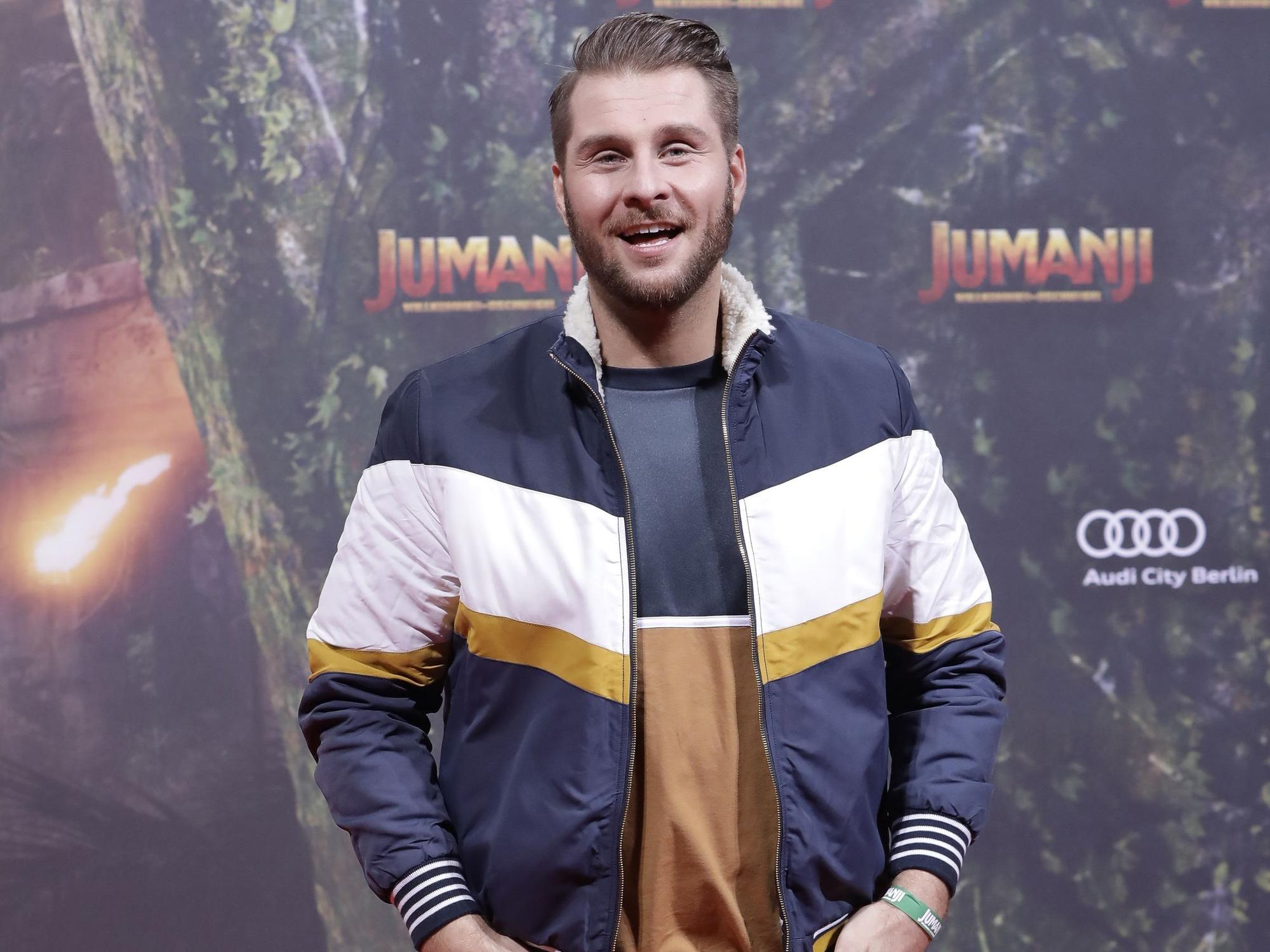 Moderator Maurice Gajda posiert während einer Kino-Premiere für ein Foto.