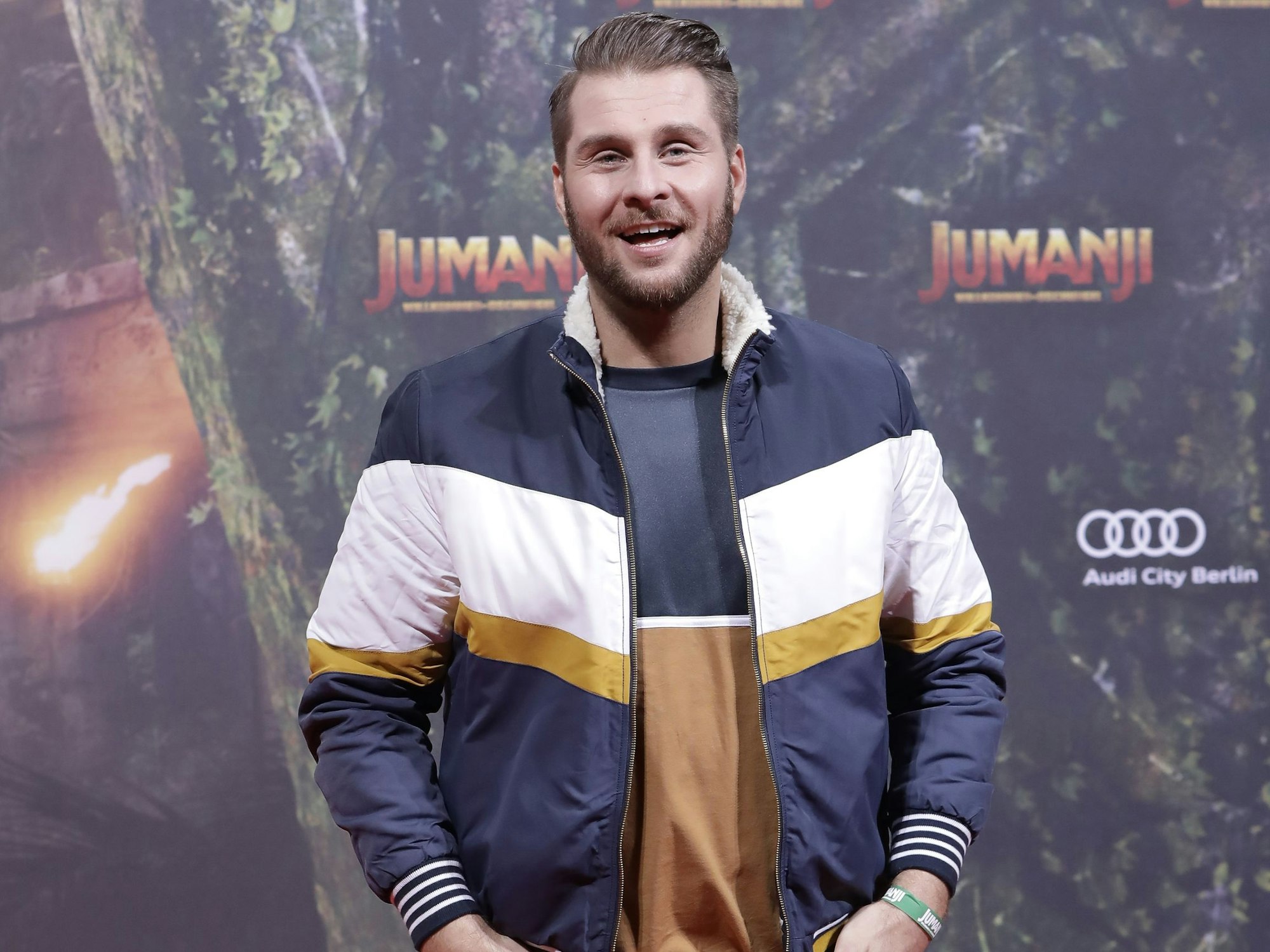 Moderator Maurice Gajda posiert während einer Kino-Premiere für ein Foto.