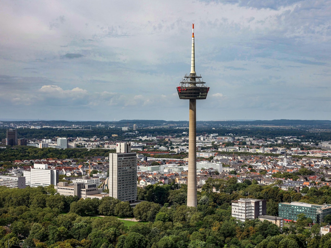 Der Colonius in Köln auf dem Grüngürtel.