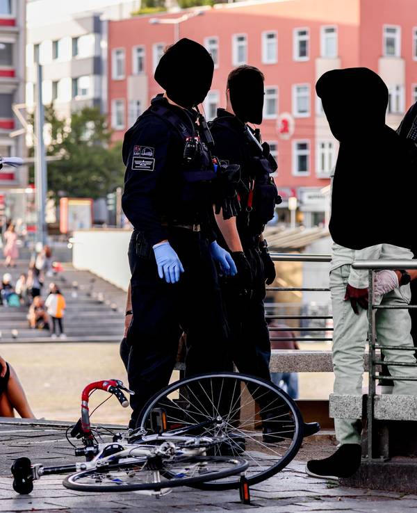 Die Polizei bei einem Einsatz am Wiener Platz.