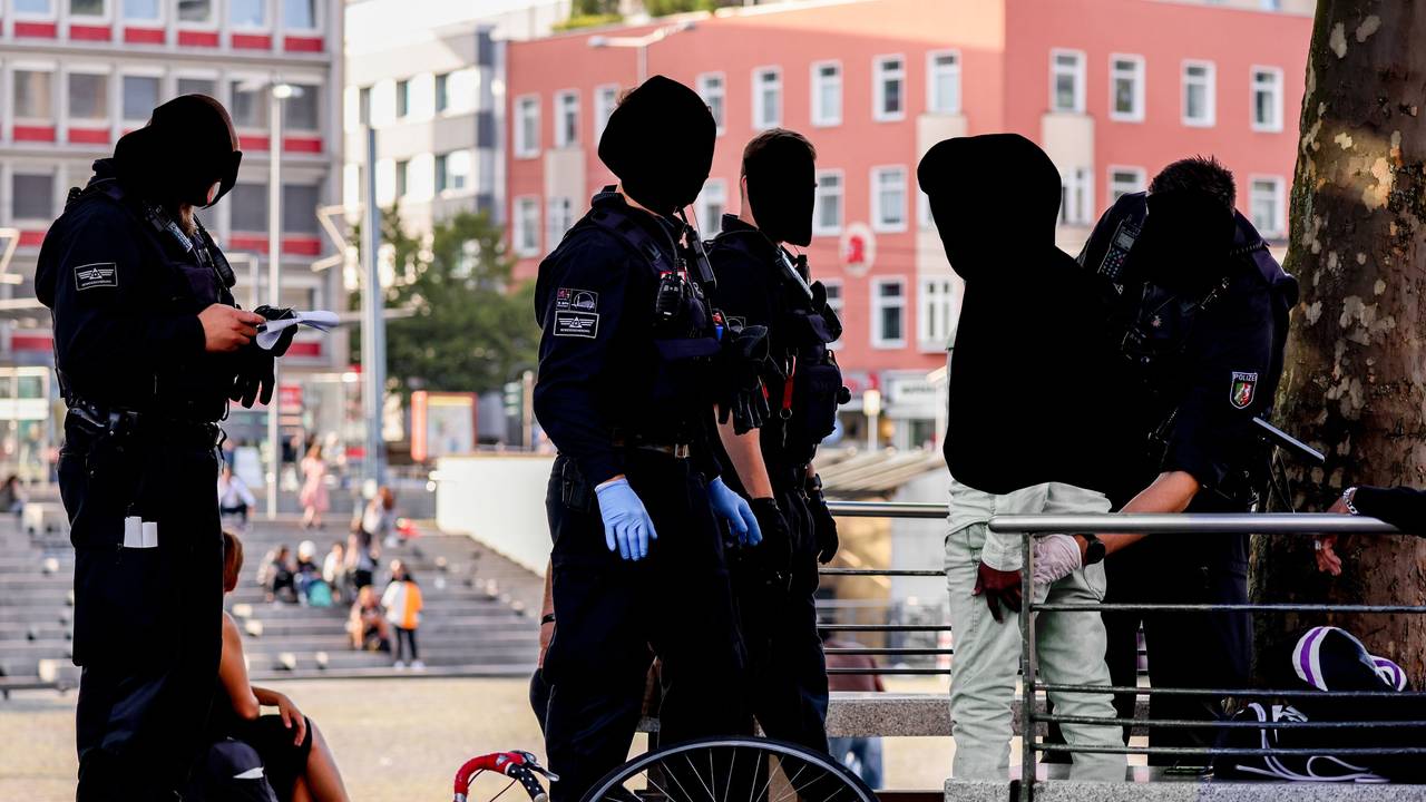 Die Polizei bei einem Einsatz am Wiener Platz.