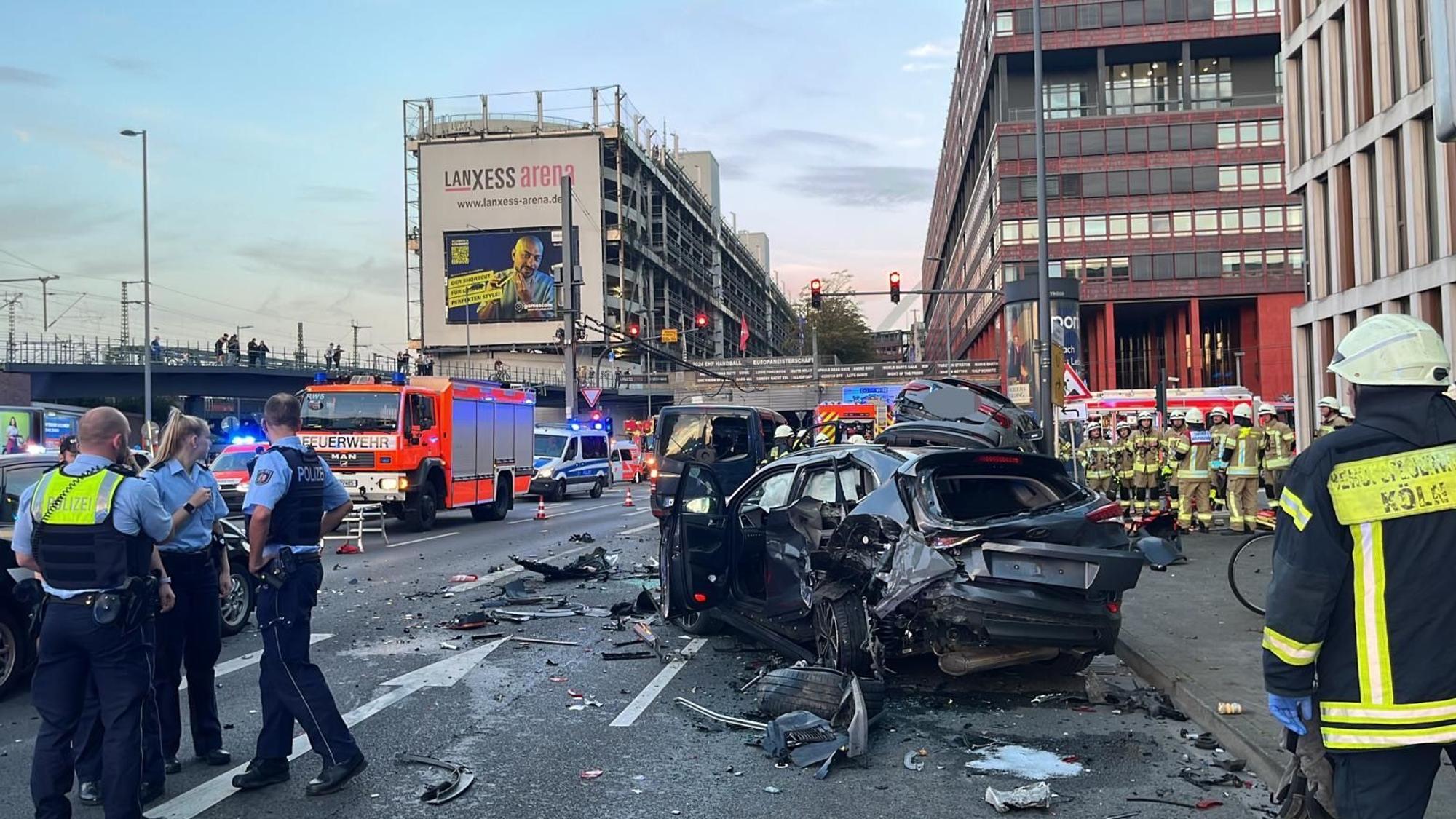 Mehrere beschädigte Autos stehen auf der Straße.