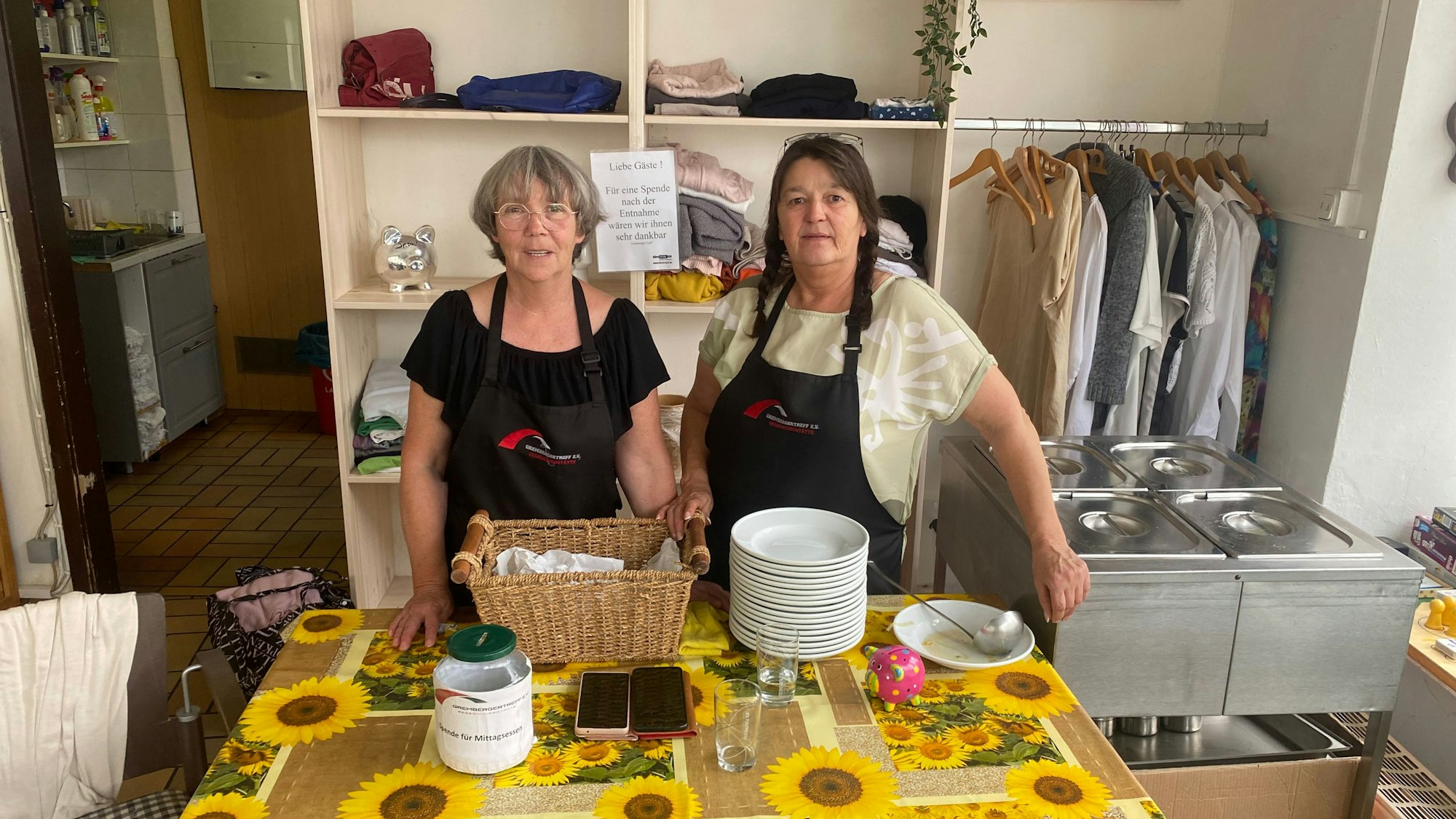 Therese Lorscheid und Karin bei der Ausgabe des Mittagessens