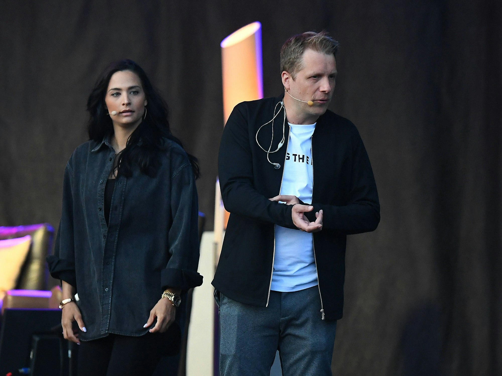 Amira und Oliver Pocher auf der Bühne.
