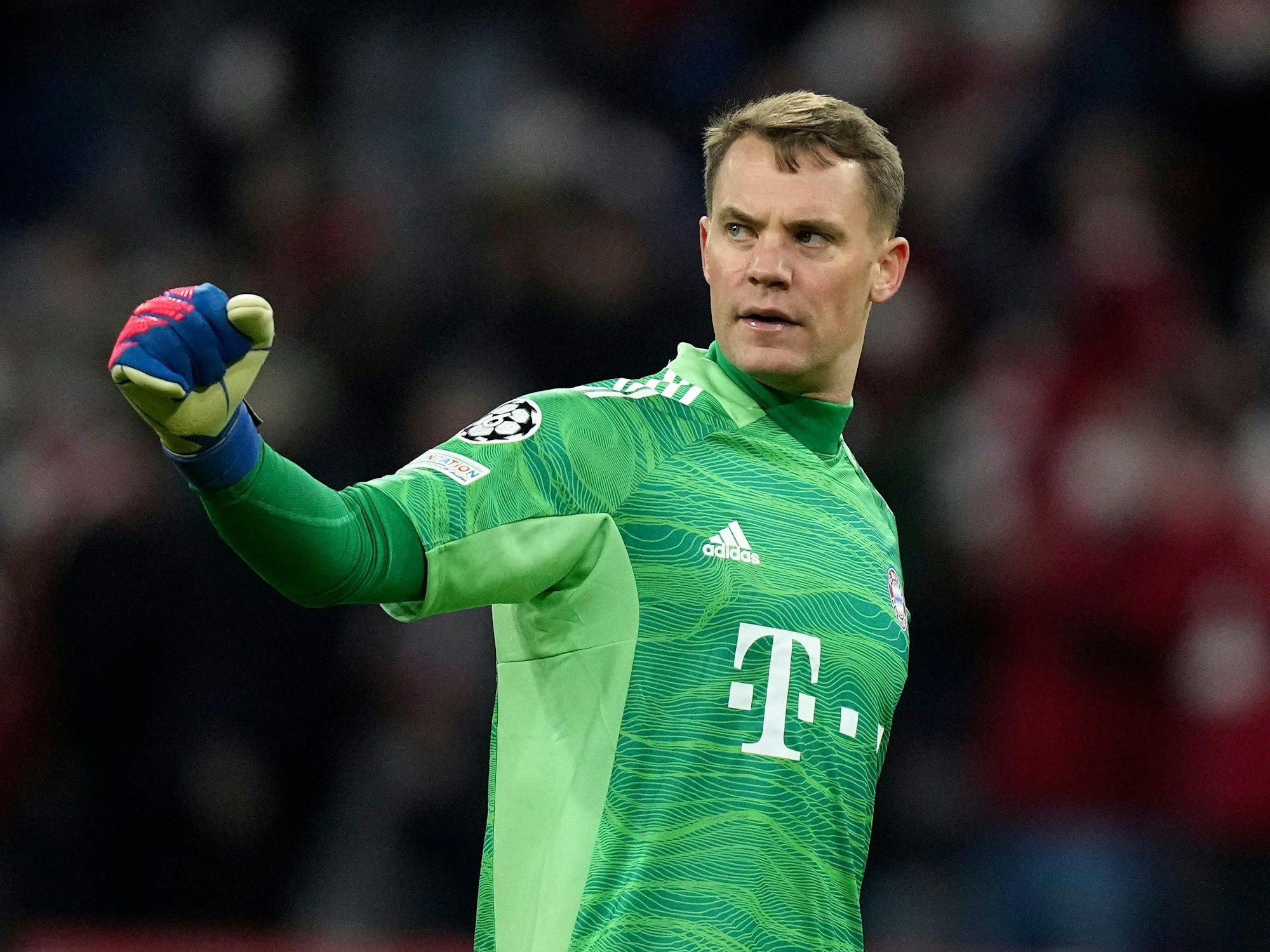 Manuel Neuer (FC Bayern München) auf dem Platz im grünen Trikot.