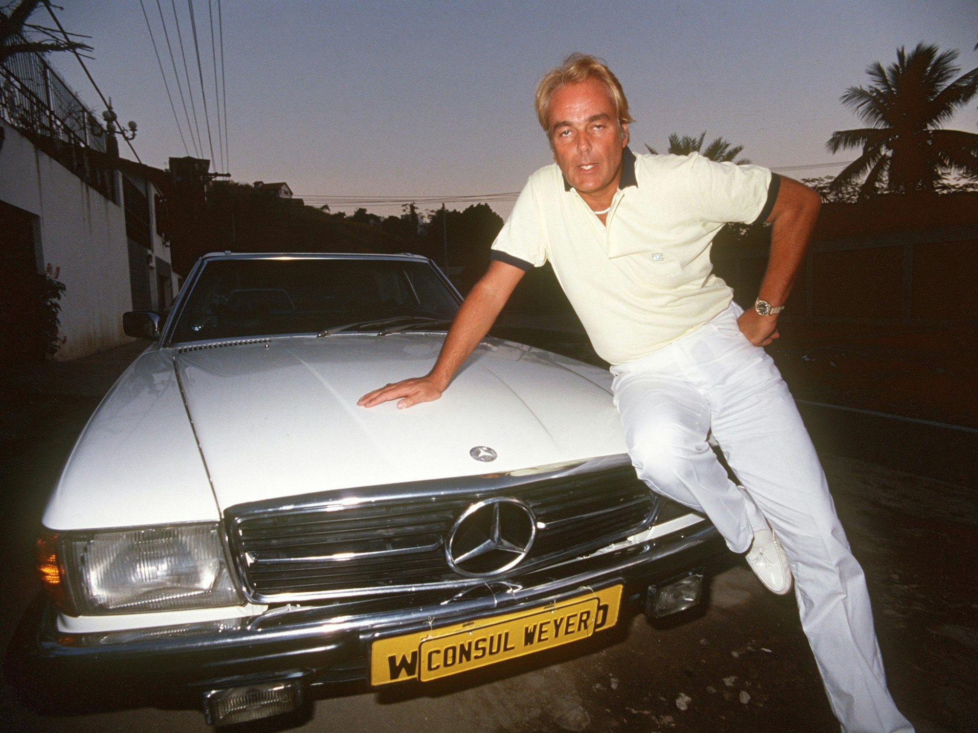 Hans-Hermann Weyer, bekannt durch den Verkauf von Titeln und Adelsprädikaten, posiert im Jahr 1985 in Rio de Janeiro neben einem Mercedes.