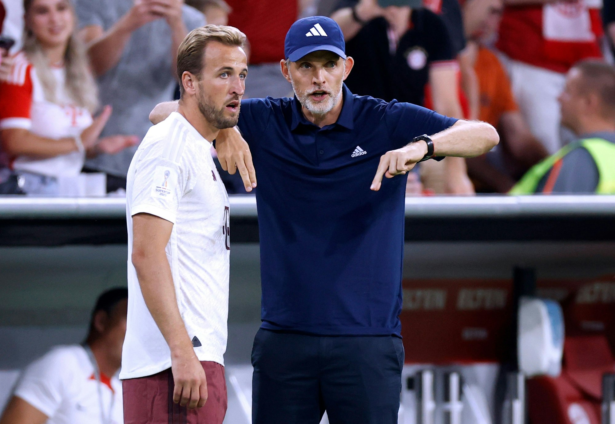 Harry Kane und Thomas Tuchel stehen an der Seitenlinie.