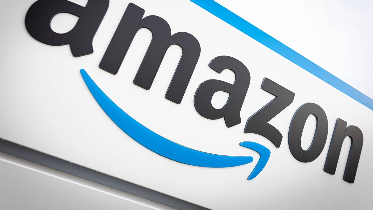 Das Logo von Amazon ist am neuen Logistikzentrum des Onlineversandhändlers in Helmstedt zu sehen.