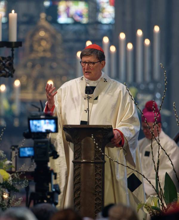Kardinal Rainer Maria Woelki predigt mit erhobener Hand im Kölner Dom.