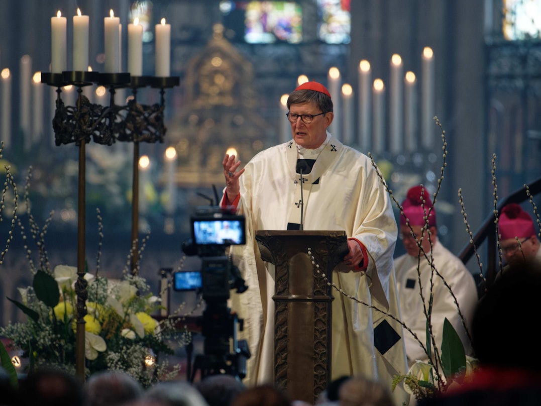 Kardinal Rainer Maria Woelki predigt mit erhobener Hand im Kölner Dom.
