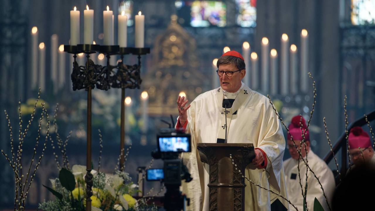Kardinal Rainer Maria Woelki predigt mit erhobener Hand im Kölner Dom.
