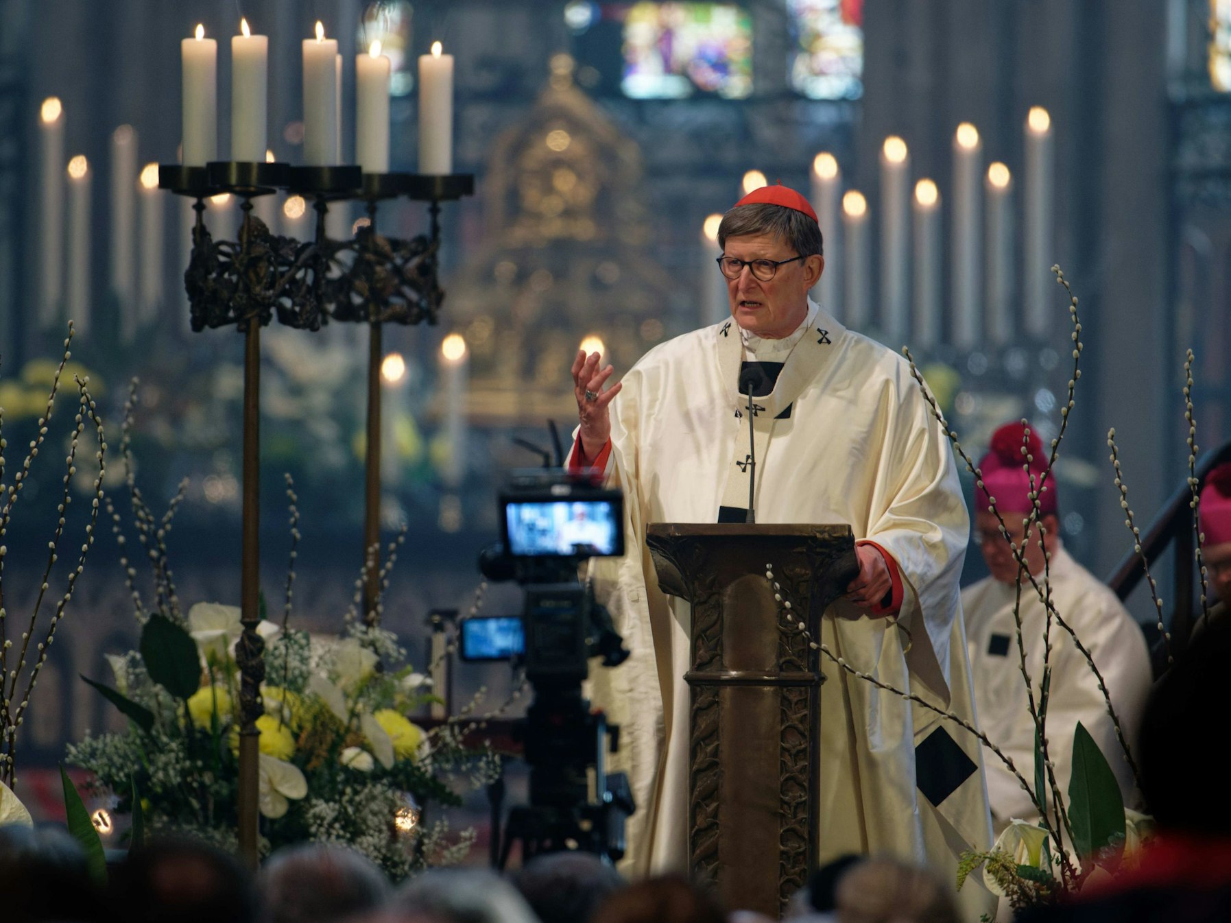 Kardinal Rainer Maria Woelki predigt mit erhobener Hand im Kölner Dom.