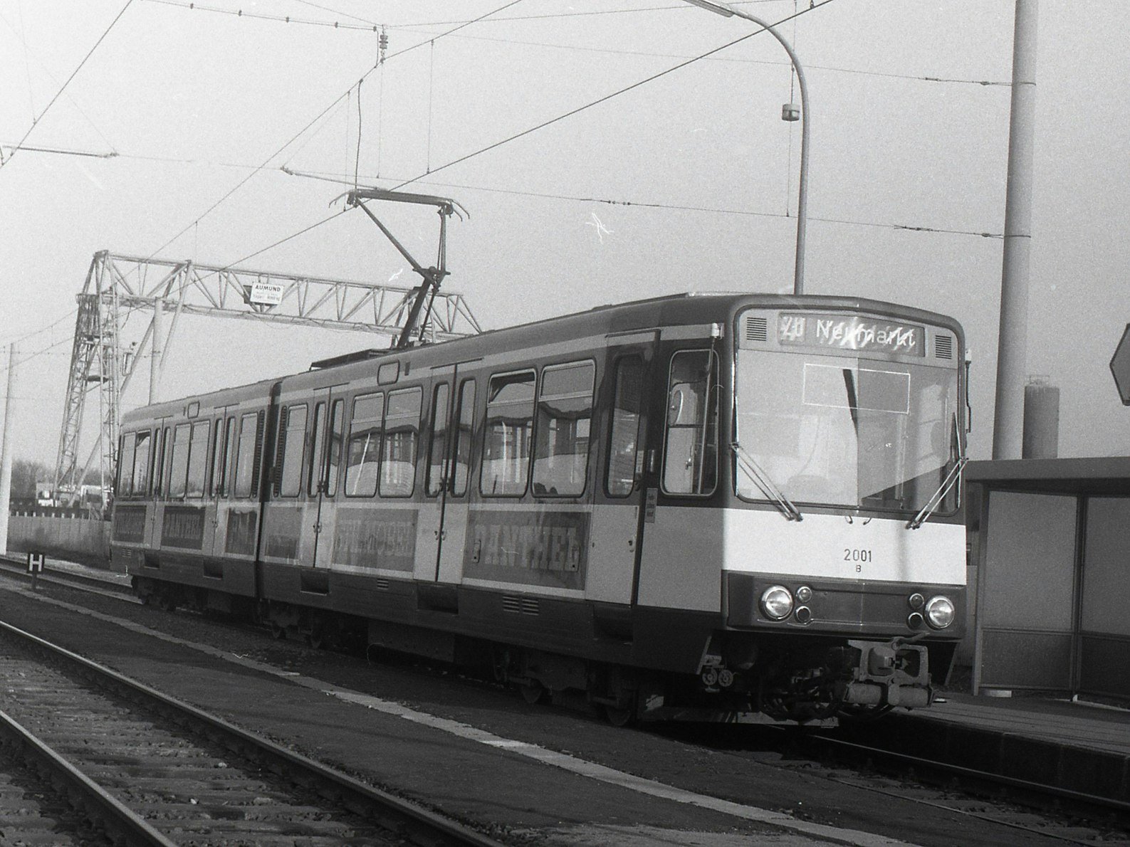 Eine KVB-Straßenbahn der Baureihe 2000.