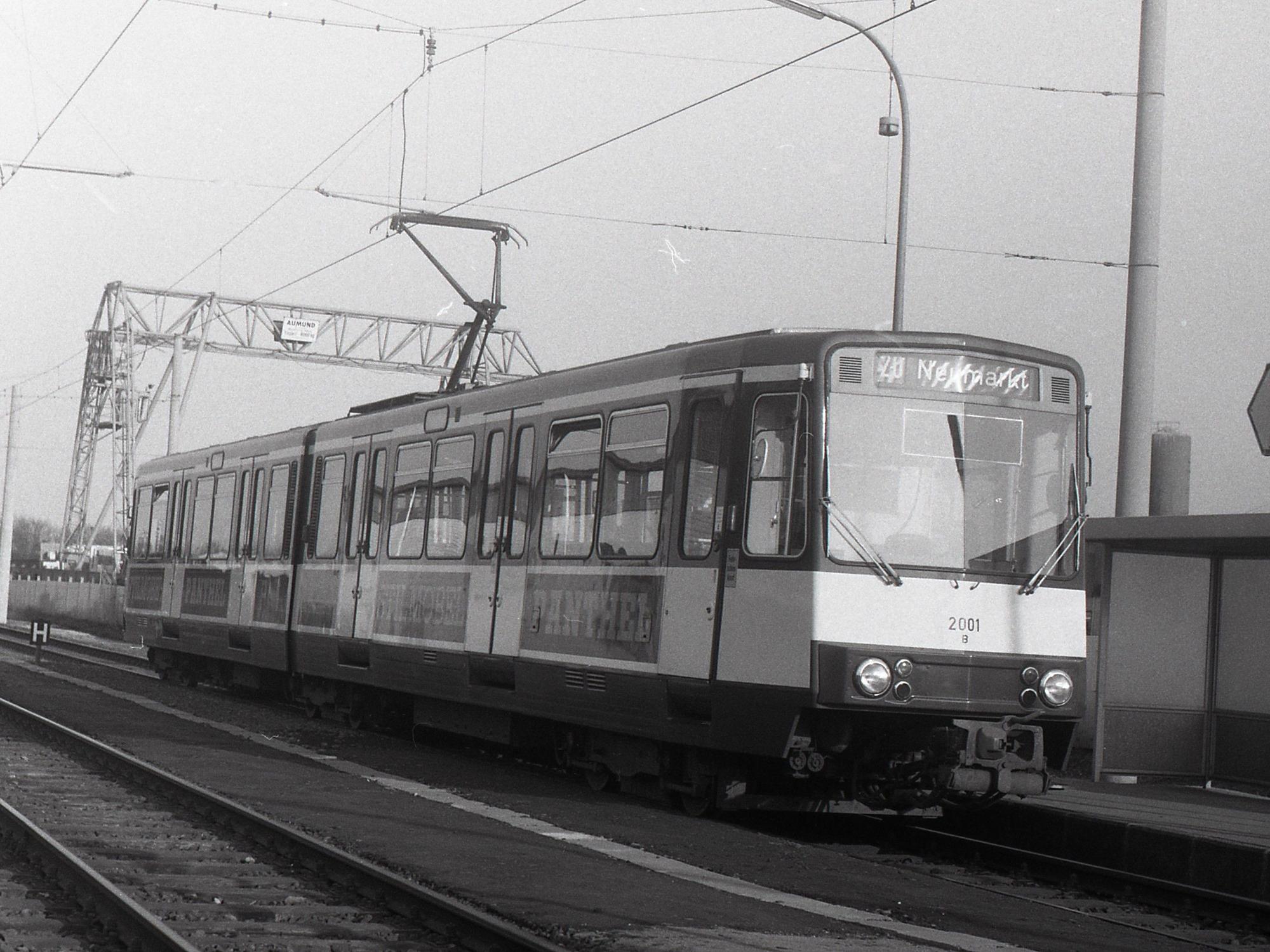 Eine KVB-Straßenbahn der Baureihe 2000.