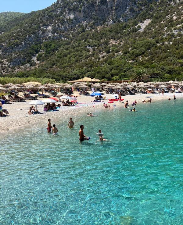 Menschen verbringen den heißen Sommertag an einem Strand auf der Sporaden-Insel Skopelos.