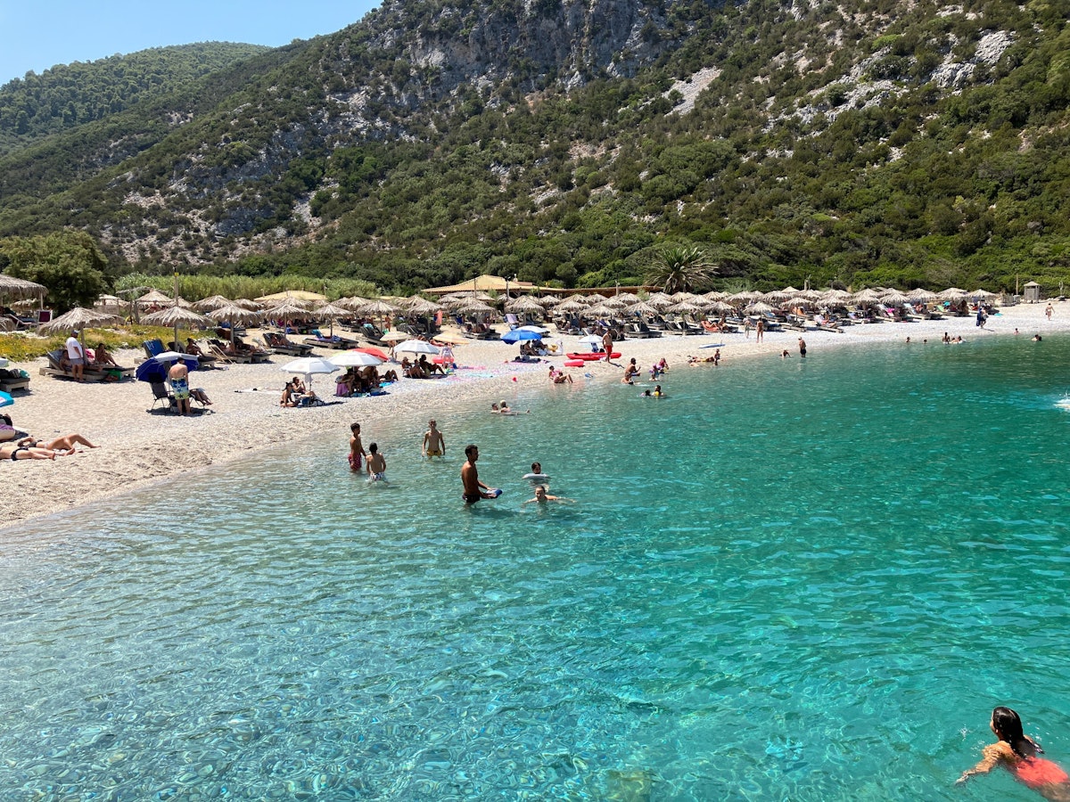 Menschen verbringen den heißen Sommertag an einem Strand auf der Sporaden-Insel Skopelos.