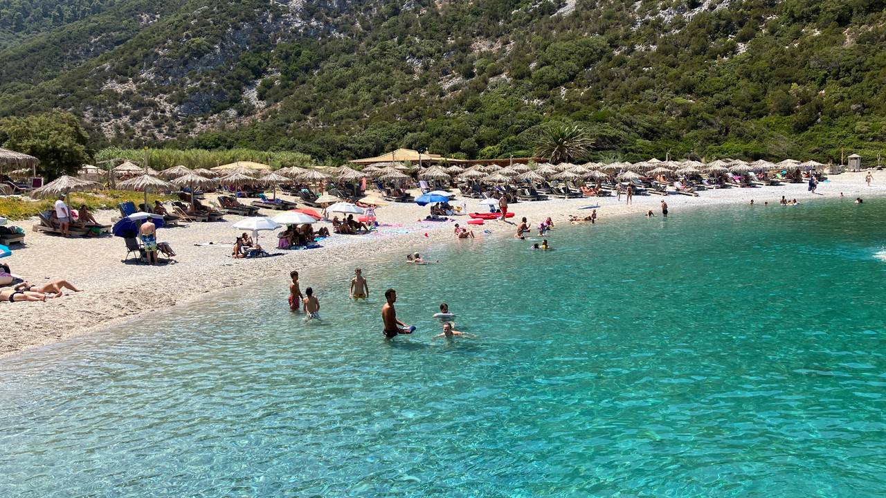 Menschen verbringen den heißen Sommertag an einem Strand auf der Sporaden-Insel Skopelos.