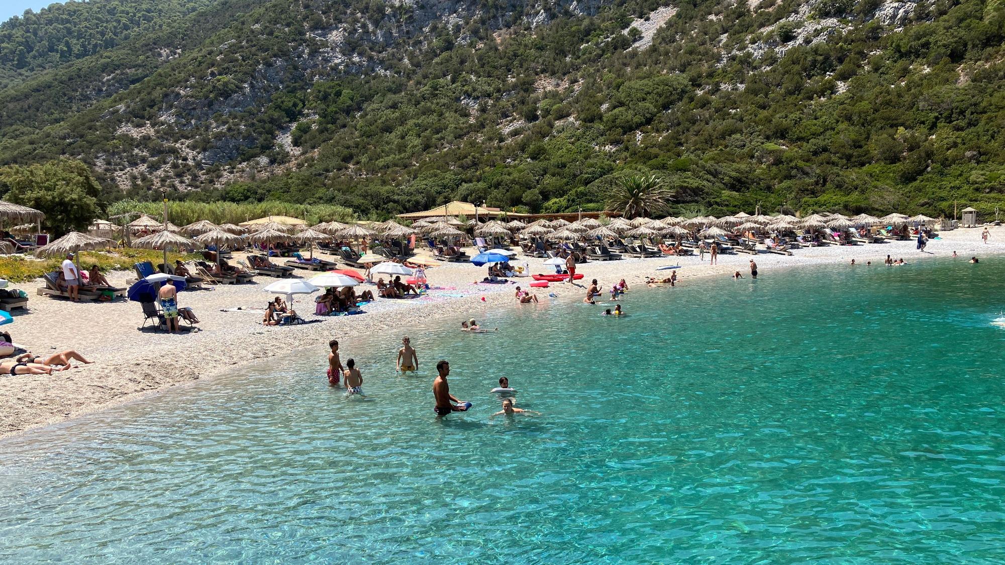Menschen verbringen den heißen Sommertag an einem Strand auf der Sporaden-Insel Skopelos.
