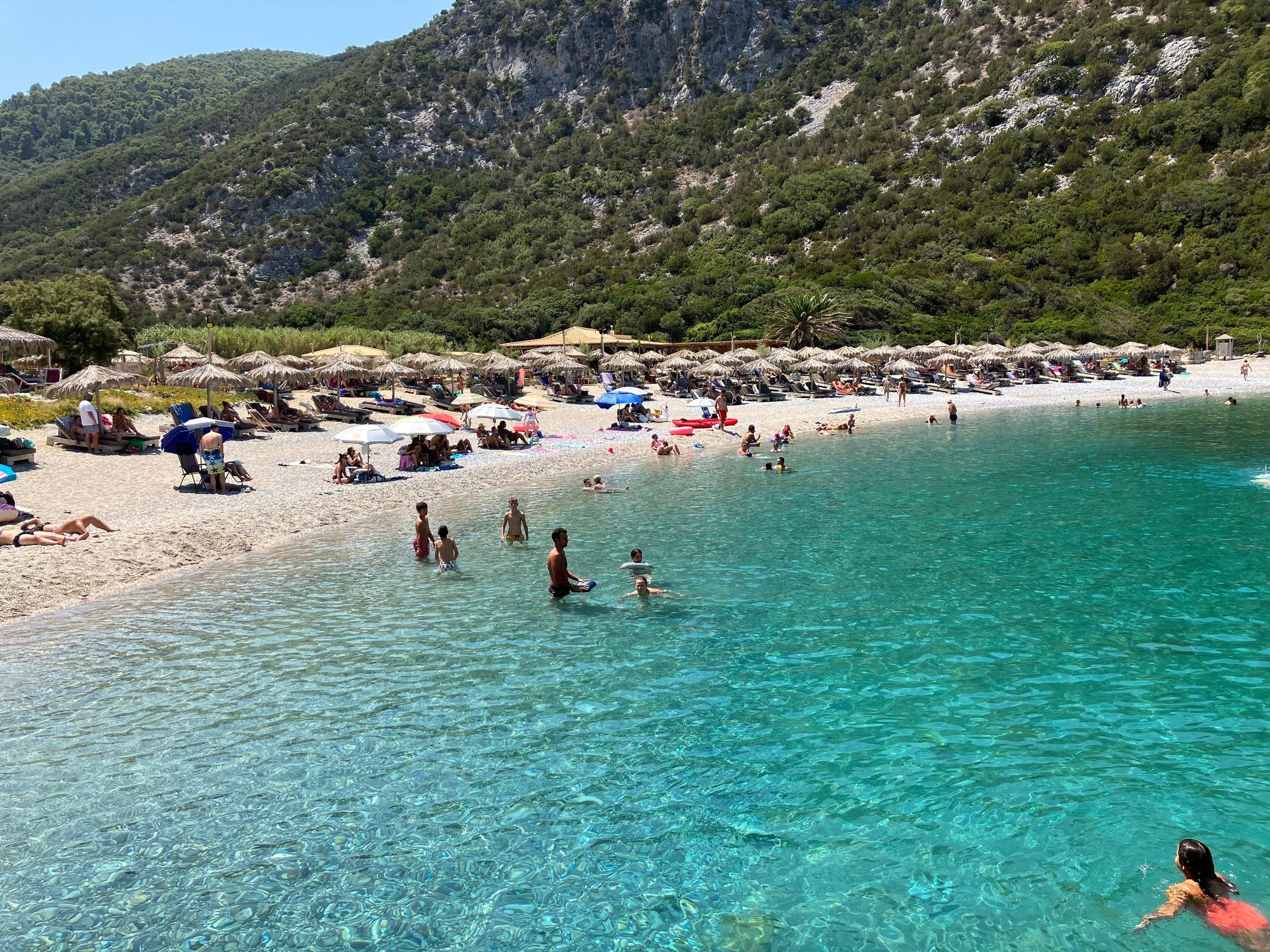 Menschen verbringen den heißen Sommertag an einem Strand auf der Sporaden-Insel Skopelos.