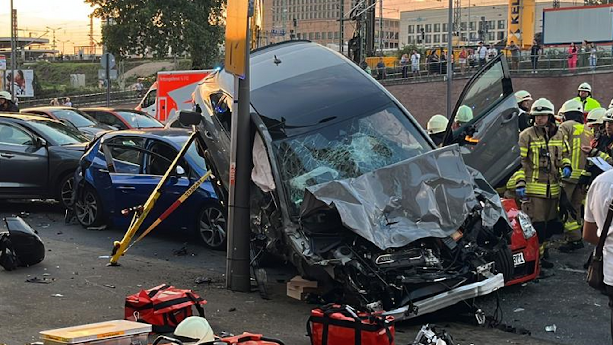 Ein Auto steht schräg auf dem Dach eines anderen Autos.