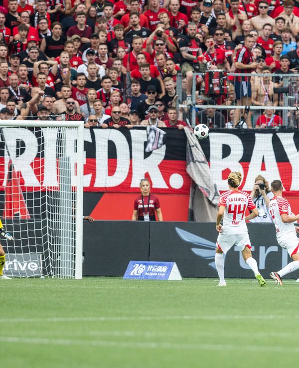 Florian Wirtz (Nummer 10) trifft für Bayer Leverkusen beim Saison-Auftakt am gegen RB Leipzig.
