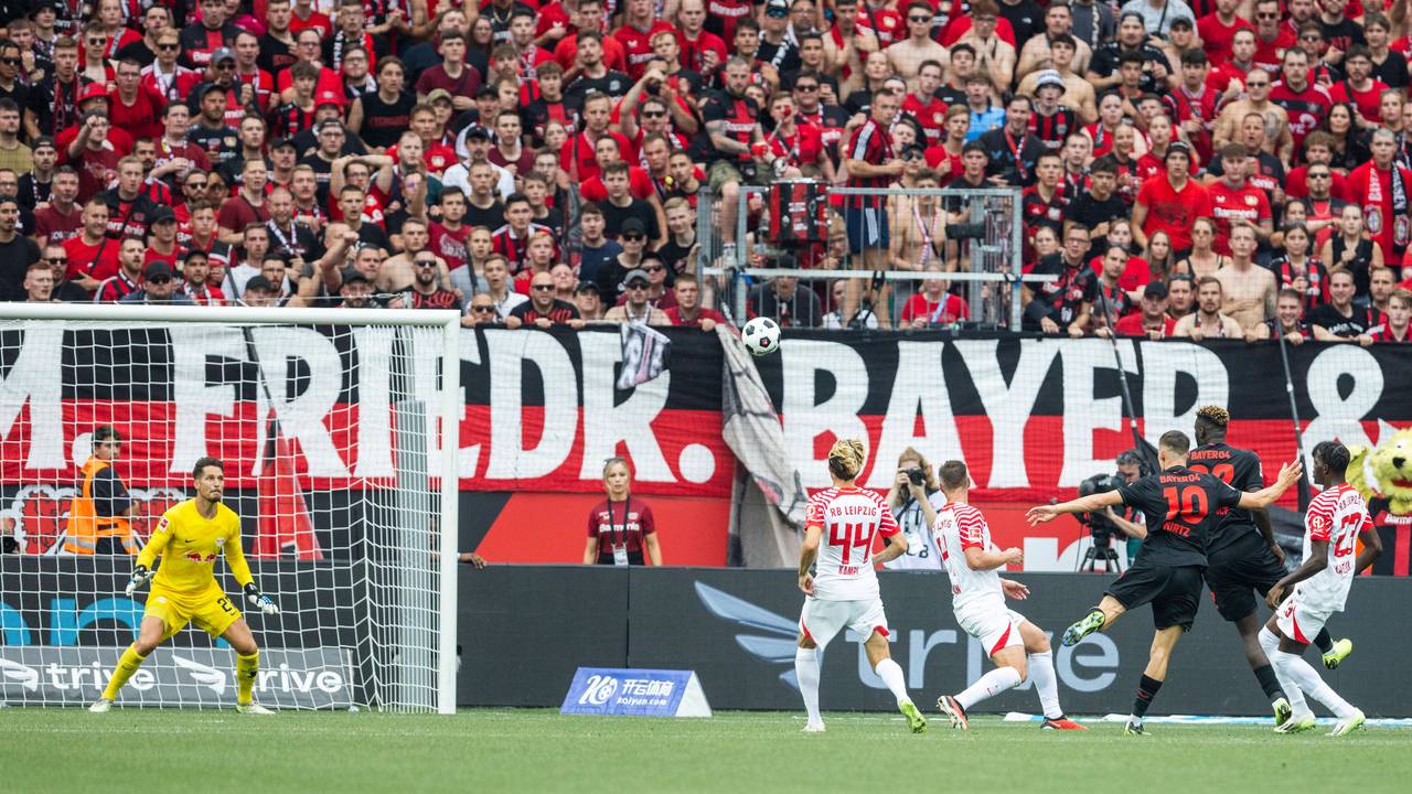Florian Wirtz (Nummer 10) trifft für Bayer Leverkusen beim Saison-Auftakt am gegen RB Leipzig.